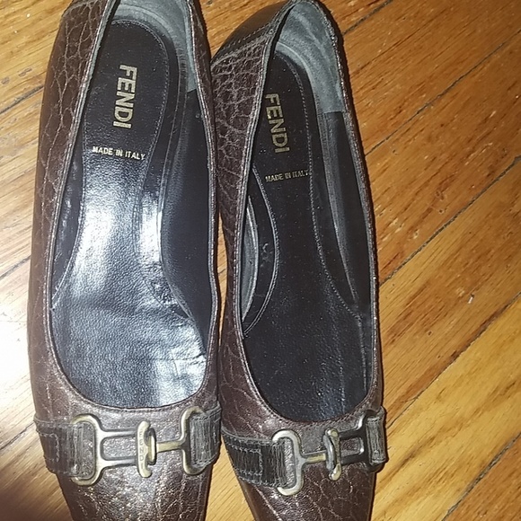 Brown flats with gold on it - Picture 2 of 2